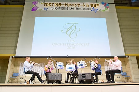 写真:御成門中学校生徒による手作り看板の元で演奏