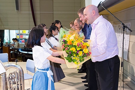 写真:花束と記念品贈呈