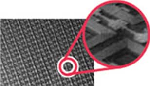 ウェハ上に生成された薄膜コモンモードフィルタ（左）とその拡大写真（右）
