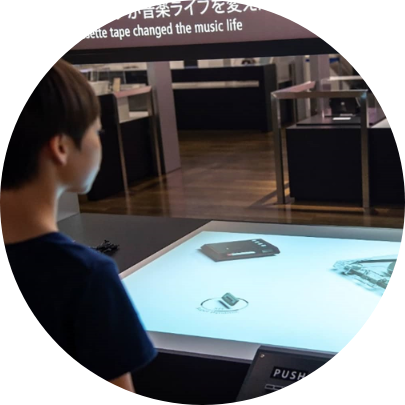 テーブルから聴こえる音に耳をすます