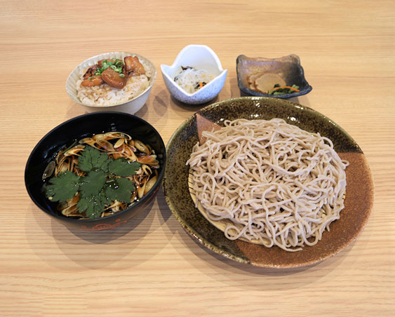 Warm Dipping Soba Noodles and Mini Yakitori Bowl Set