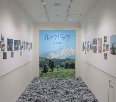 TDKが特別協力した実写映画『ルックバック』の世界観や撮影の様子を紹介する写真展を開催中です。