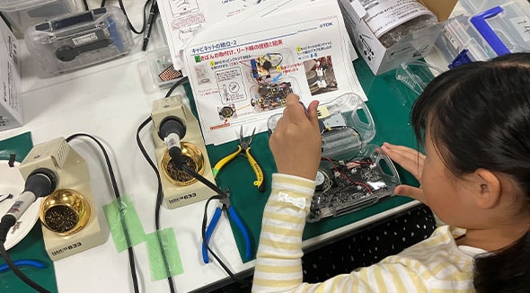 エレクトロニクス体験教室「エマージェンシーラジオを作ってエネルギーについて考えよう！」レポート