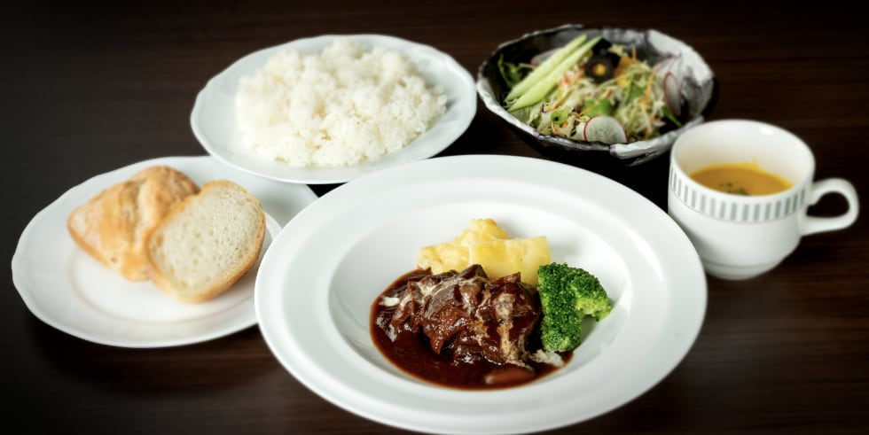 由利牛の赤ワイン煮込み