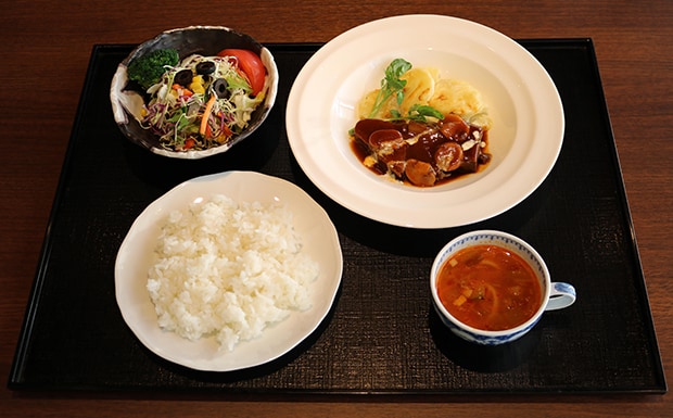 由利牛の赤ワイン煮込み