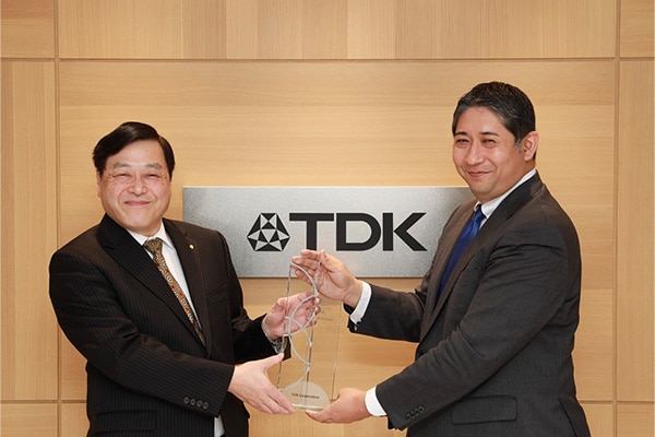 Takashi Kojima, Vice President of Clarivate Japan and Osamu Hikita, Corporate Officer of TDK Corporation(left side)