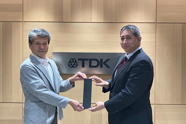 クラリベイト・アナリティクス・ジャパン株式会社 バイスプレジデントの小島崇嗣様とTDK株式会社 取締役常務執行役員の佐藤茂樹(写真左)