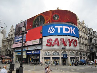 TDK、ピカデリーサーカス（ロンドン：英国）広告サインをLED化し、世界の名言を表示