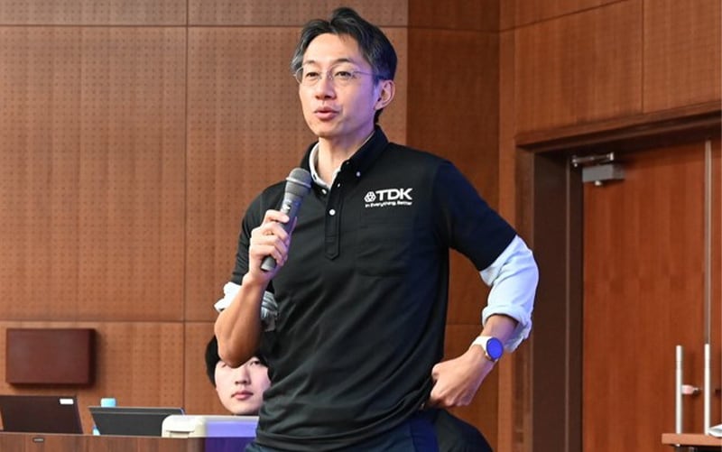 開会挨拶を行う小柴亮典GM