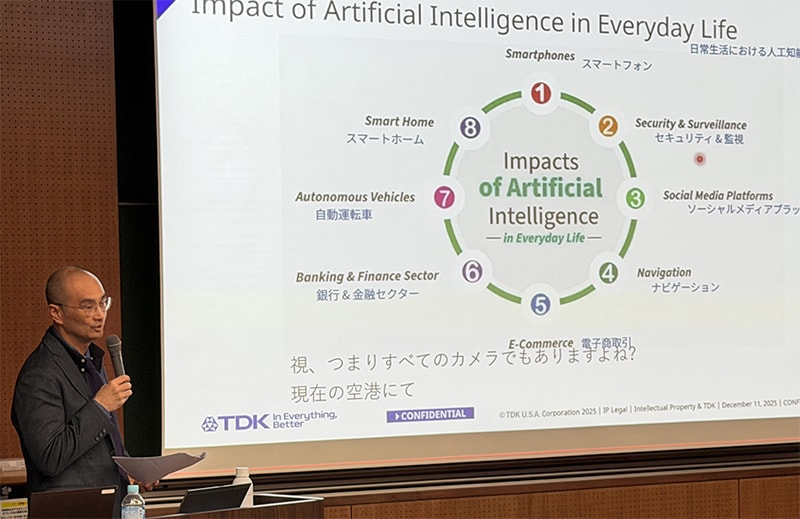 講演するJohn Yang氏