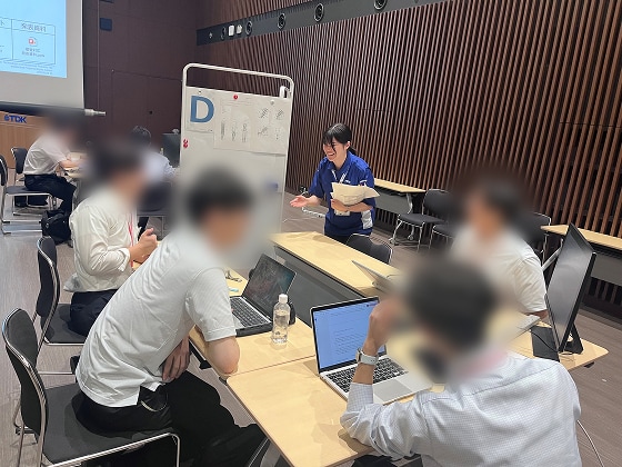 ワークショップを受けている学生の様子
