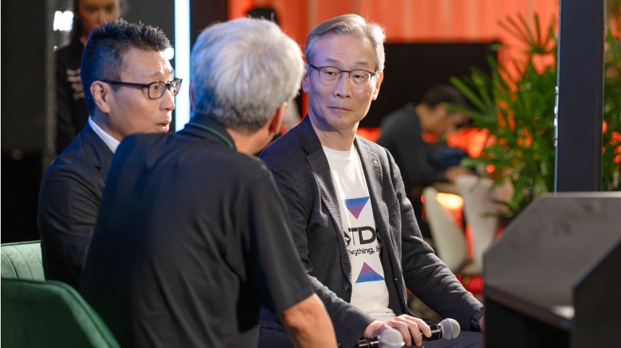 TDKの齋藤昇CEOをはじめパネルディスカッションの登壇者たち