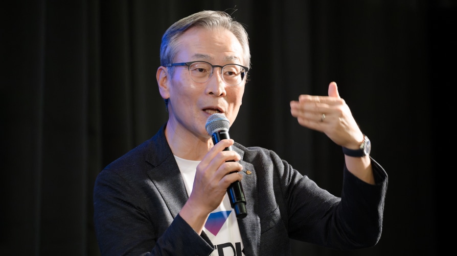 パネルディスカッションで発言するTDKの齋藤昇