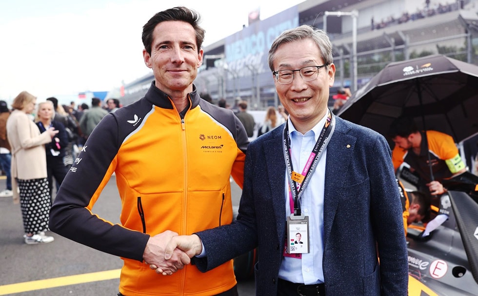 Ian James of NEOM McLaren Formula E and Noboru Saito, CEO of TDK