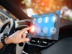 タッチ画面の振動フィードバックが運転の安全を支える。