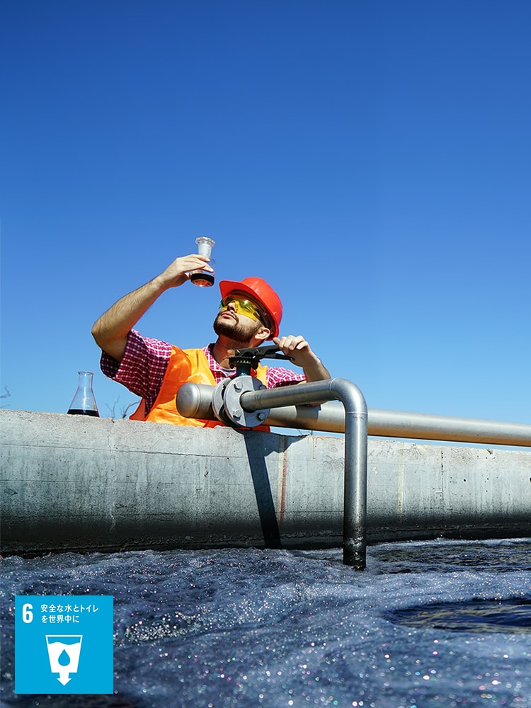 工場用水の水質を調査する男性