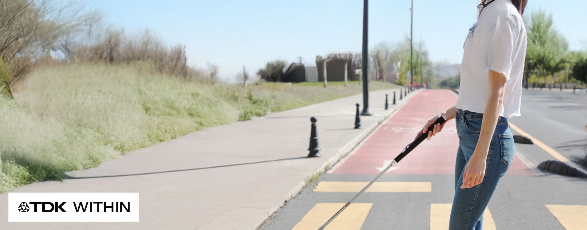 Smart Cane 2を持って歩く人