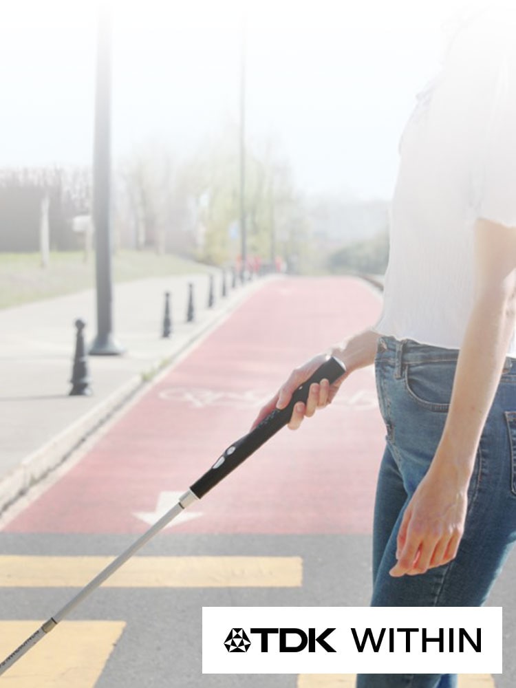 Smart Cane 2を持って歩く人