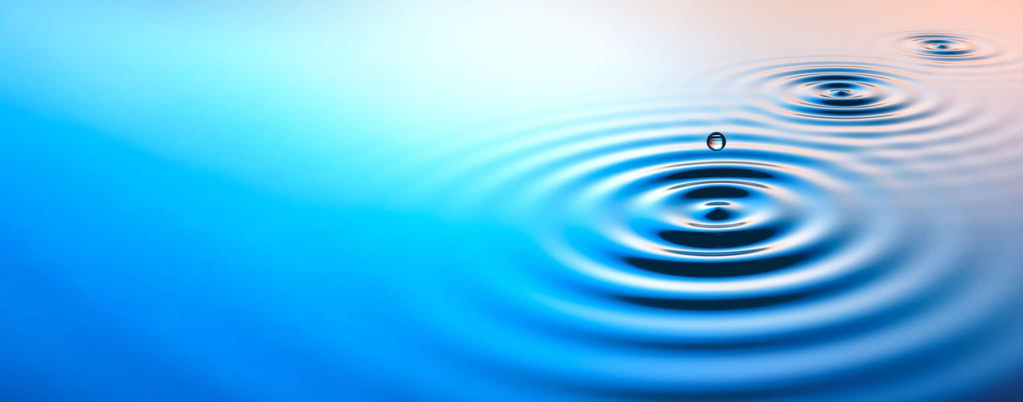 水の波紋が重なる写真