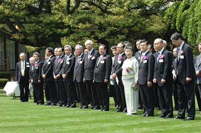 授賞式の前に庭園で記念写真
